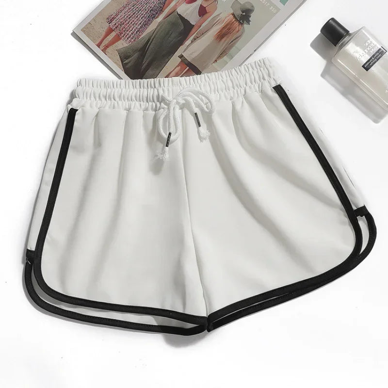 Detalhe do tecido fino de secagem rápida dos shorts femininos para corrida
