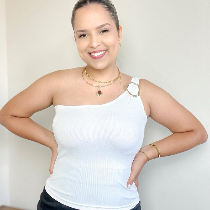 Blusa branca feminina de um ombro com argola no detalhe