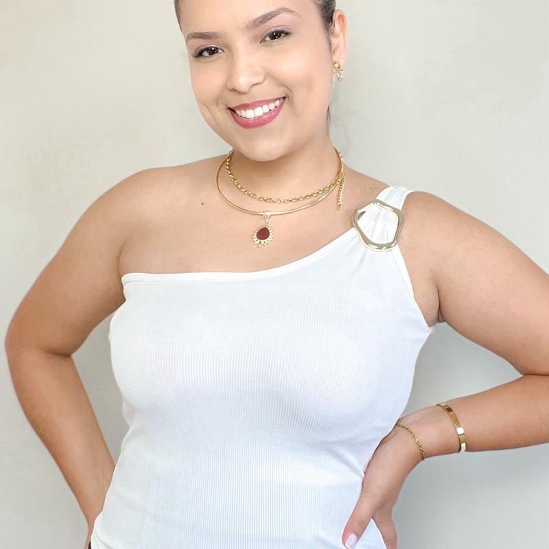 Blusa branca feminina de um ombro só com detalhe de argola